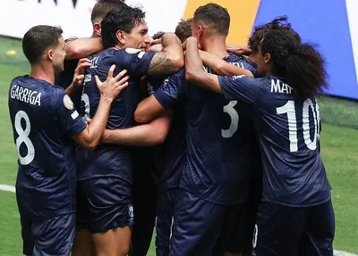 Jogadores do Auckland City comemoram gol sobre o Boca Juniors