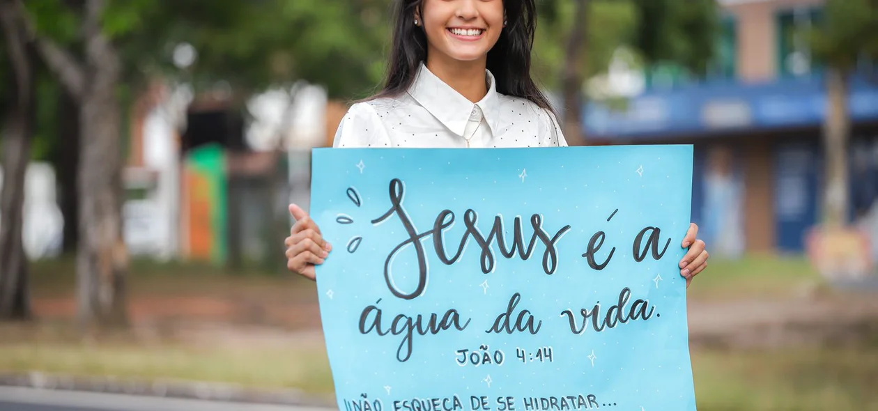 Jovem mostrando sua fé na Marcha para Jesus 2025
