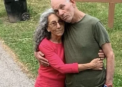 Judy Weinstein, de 70 anos e Gadi Hagi, de 72