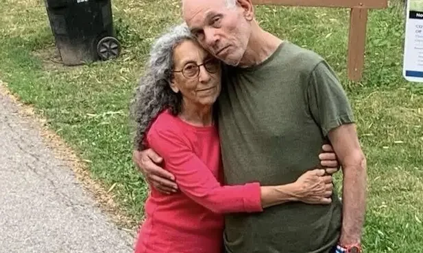 Judy Weinstein, de 70 anos e Gadi Hagi, de 72