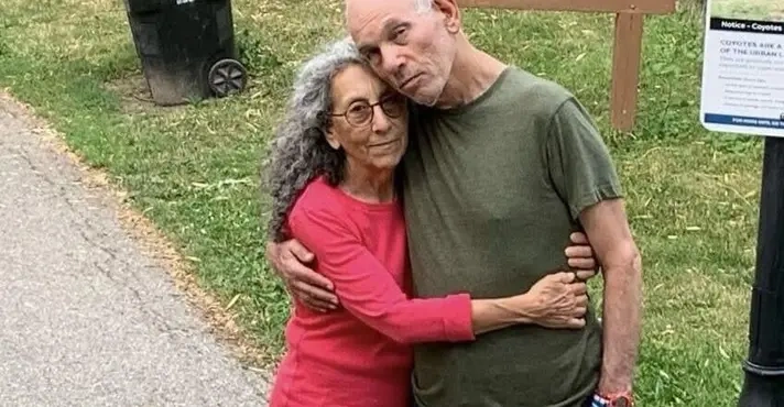 Judy Weinstein, de 70 anos e Gadi Hagi, de 72