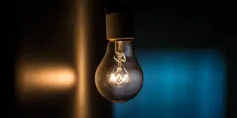 Lâmpada conduzindo energia elétrica