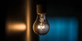 Lâmpada conduzindo energia elétrica