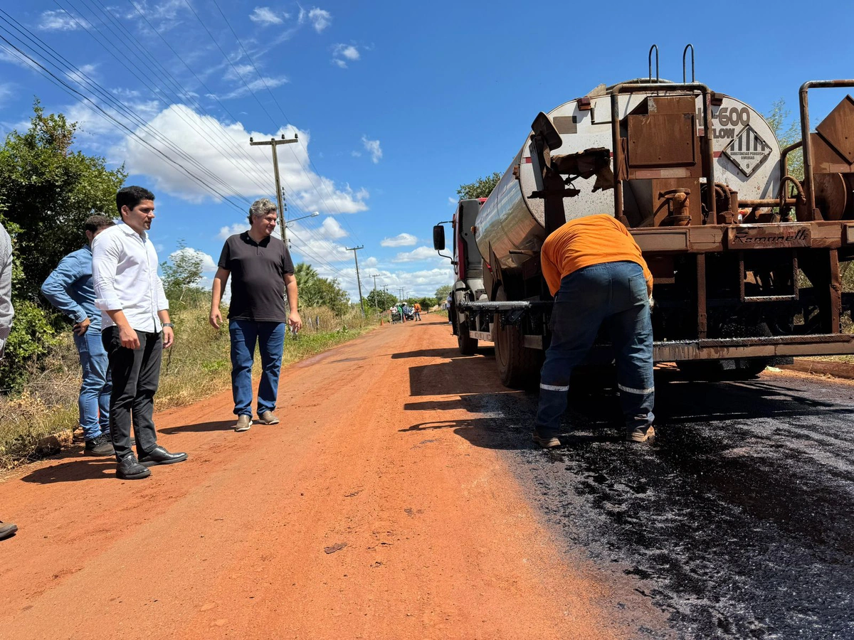 Leo Sobral visita obras na cidade de Picos