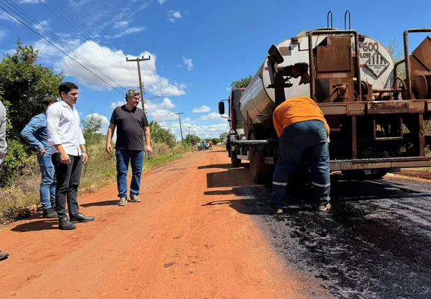 Leo Sobral visita obras na cidade de Picos