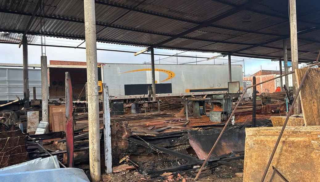 Mais de 10 ônibus ficaram destruídos