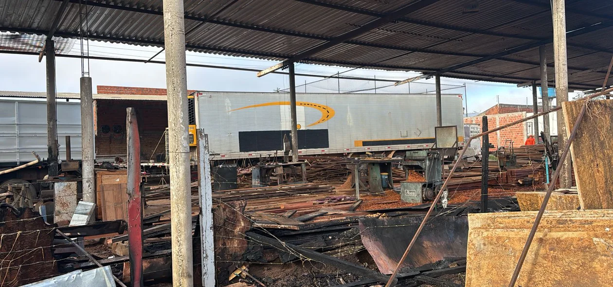 Mais de 10 ônibus ficaram destruídos