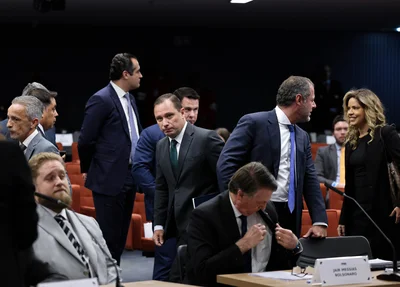 Mauro Cid e Jair Bolsonaro se encontraram no tribunal