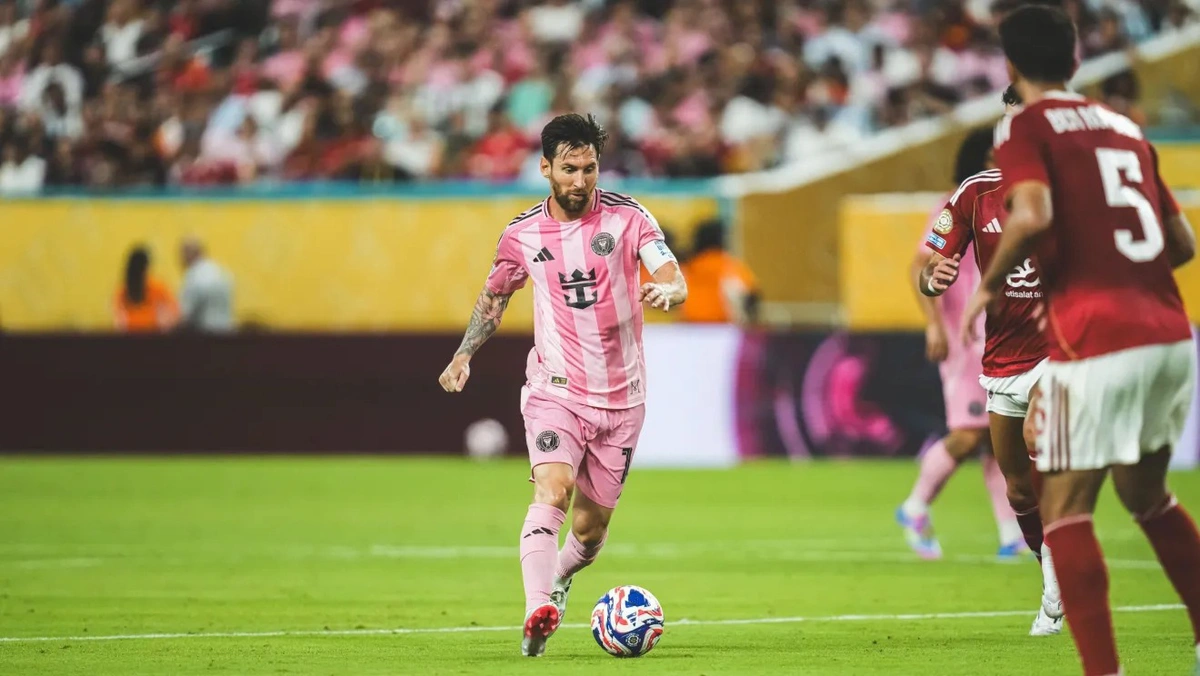 Messi com a posse de bola durante disputa no Mundial de Clubes