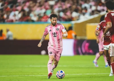 Messi com a posse de bola durante disputa no Mundial de Clubes