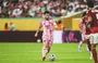 Messi com a posse de bola durante disputa no Mundial de Clubes