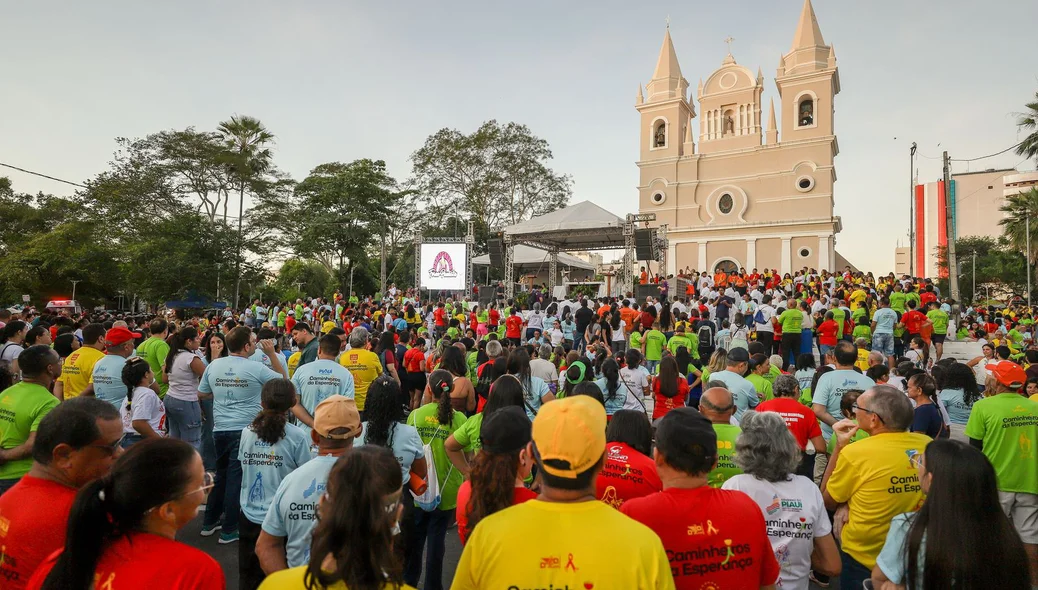 Multidão se reúne na Caminhada da Fraternidade