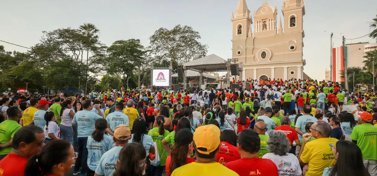Multidão se reúne na Caminhada da Fraternidade
