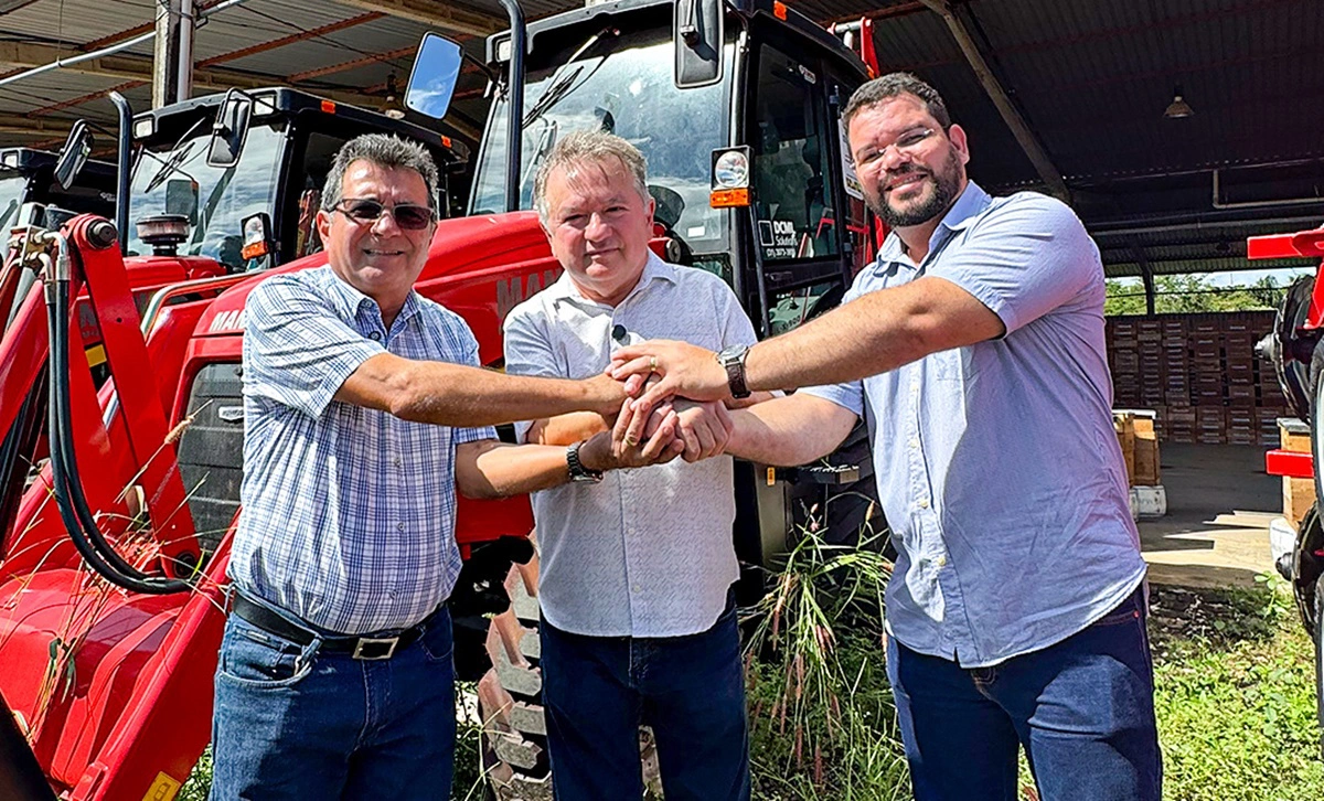 Município de Joaquim Pires recebe retroescavadeira para reforçar serviços essenciais