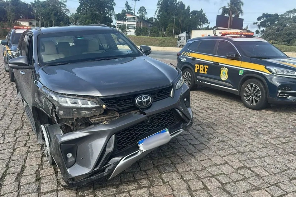 O veículo foi abandonado em Tijucas do Sul, na BR-376