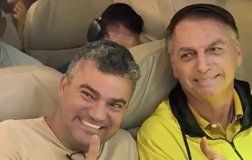 Passageiros fazem fila em avião para tirar fotos com Bolsonaro