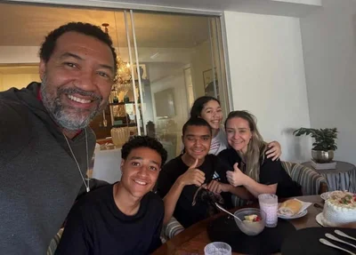 Pedro Severino ao lado de familia após receber alta