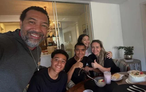 Pedro Severino ao lado de familia após receber alta