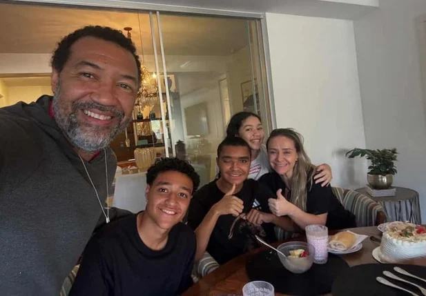 Pedro Severino ao lado de familia após receber alta