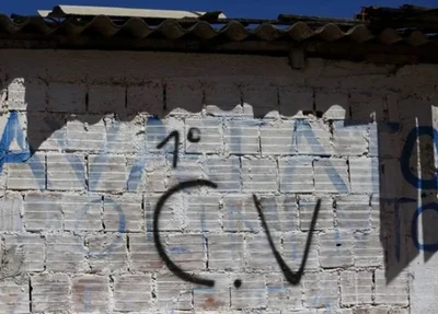 pixação Comando Vermelho (CV)
