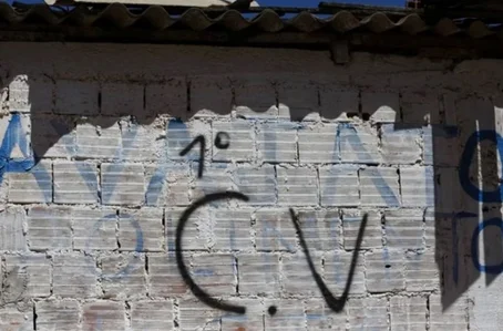 pixação Comando Vermelho (CV)