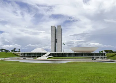 Plenários da Câmara dos Deputados (côncava) e do Senado Federal (convexa)