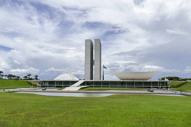 Plenários da Câmara dos Deputados (côncava) e do Senado Federal (convexa)