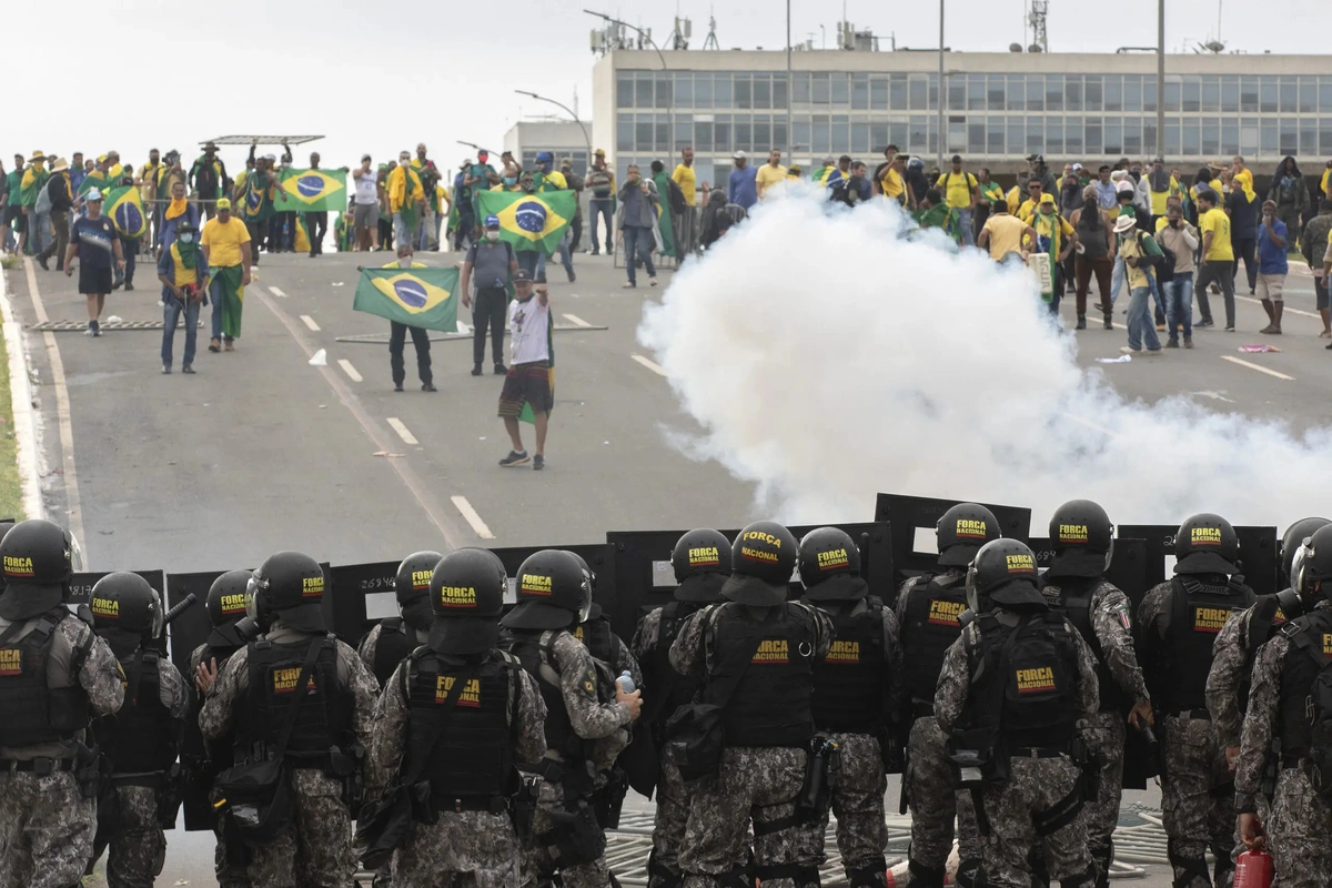 PMs réus no STF por suposta omissão nos atos do 8 de janeiro tiveram aparelhos perdidos no meio de investigação