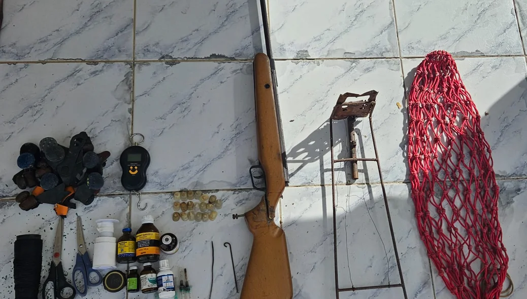 Policiais apreenderam arma no local