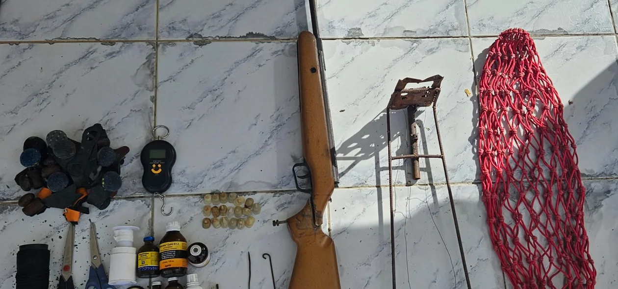 Policiais apreenderam arma no local