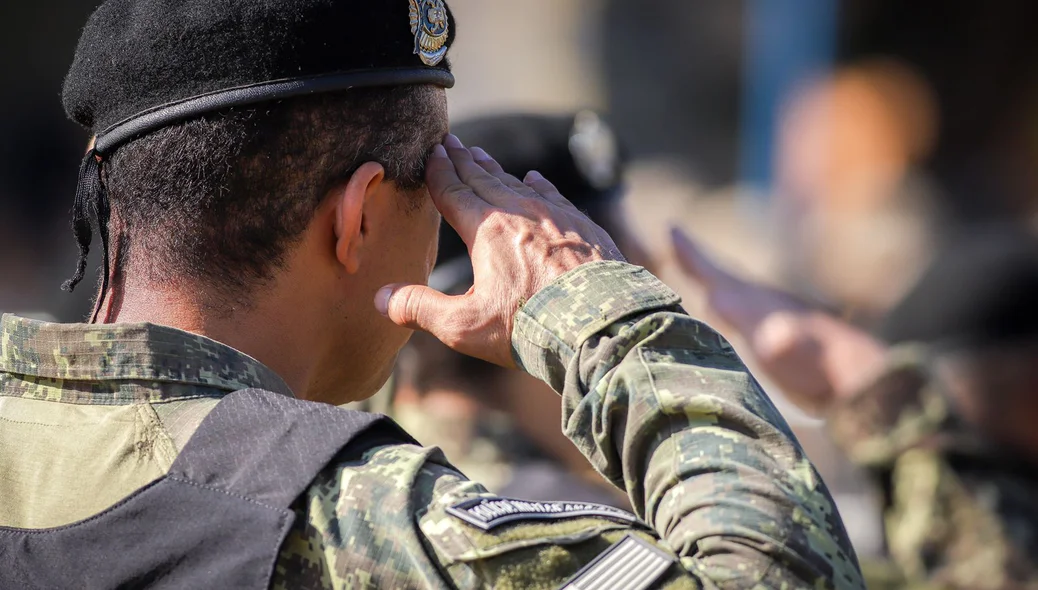 Policial militar em solenidade