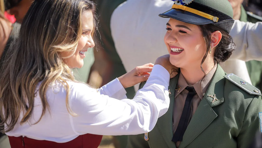 Policial recebendo promoção