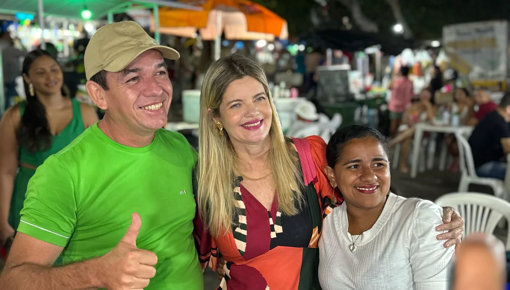 Populares aproveitam presença de Gracinha Mão Santa