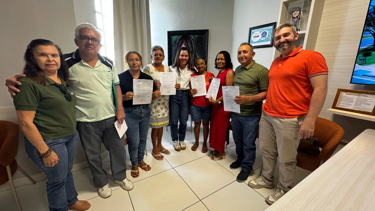 Prefeita Ivanária Sampaio recebe professores da rede municipal que se aposentaram