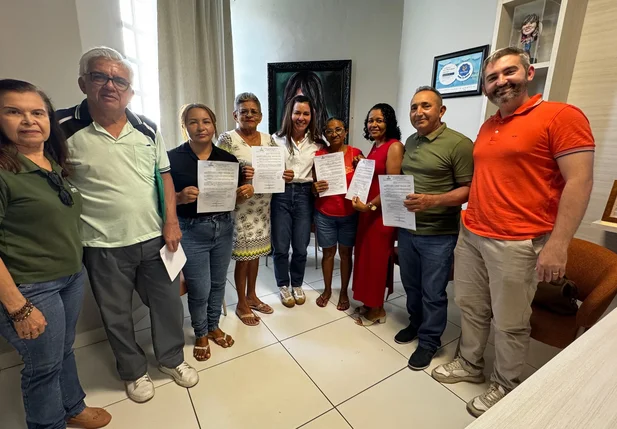 Prefeita Ivanária Sampaio recebe professores da rede municipal que se aposentaram