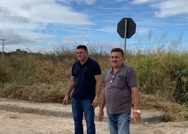 Prefeito acompanha limpeza pública em Caridade do Piauí