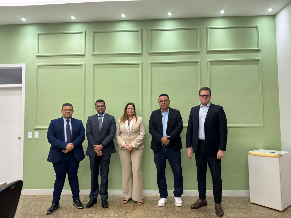 Prefeito Rogério Castro durante reunião