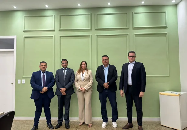 Prefeito Rogério Castro durante reunião