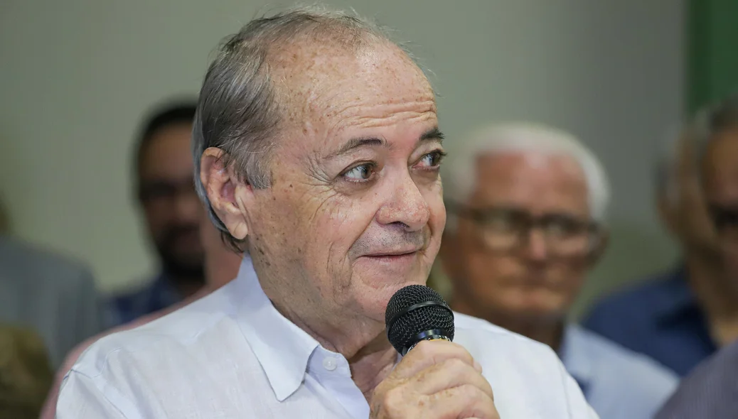 Prefeito Sílvio Mendes discursando