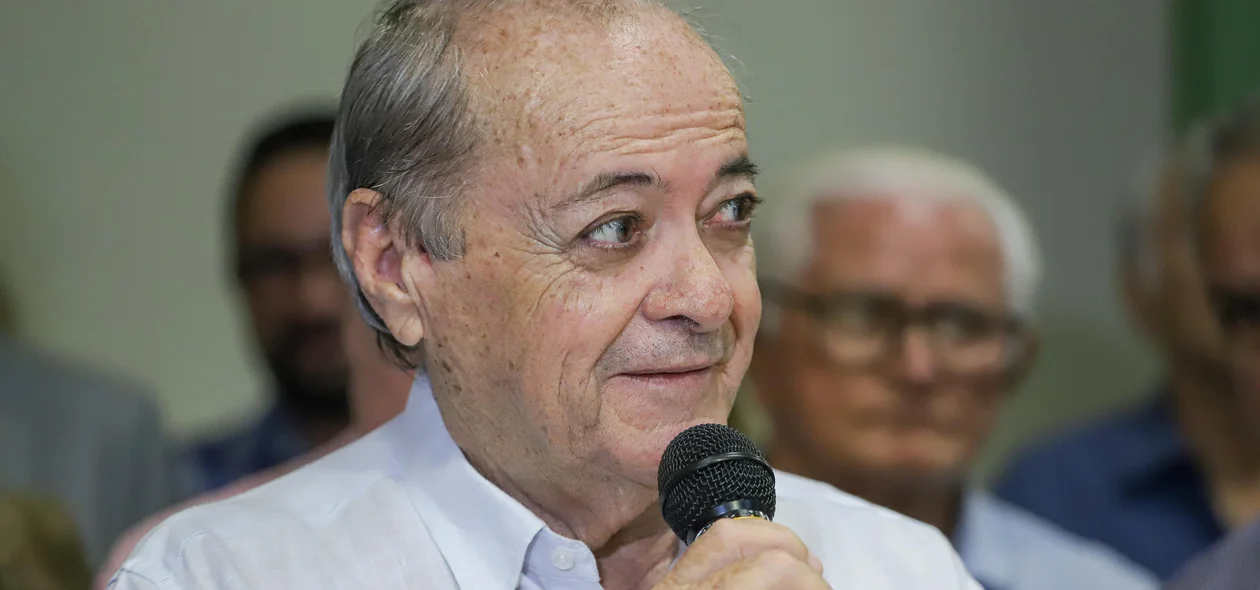 Prefeito Sílvio Mendes discursando