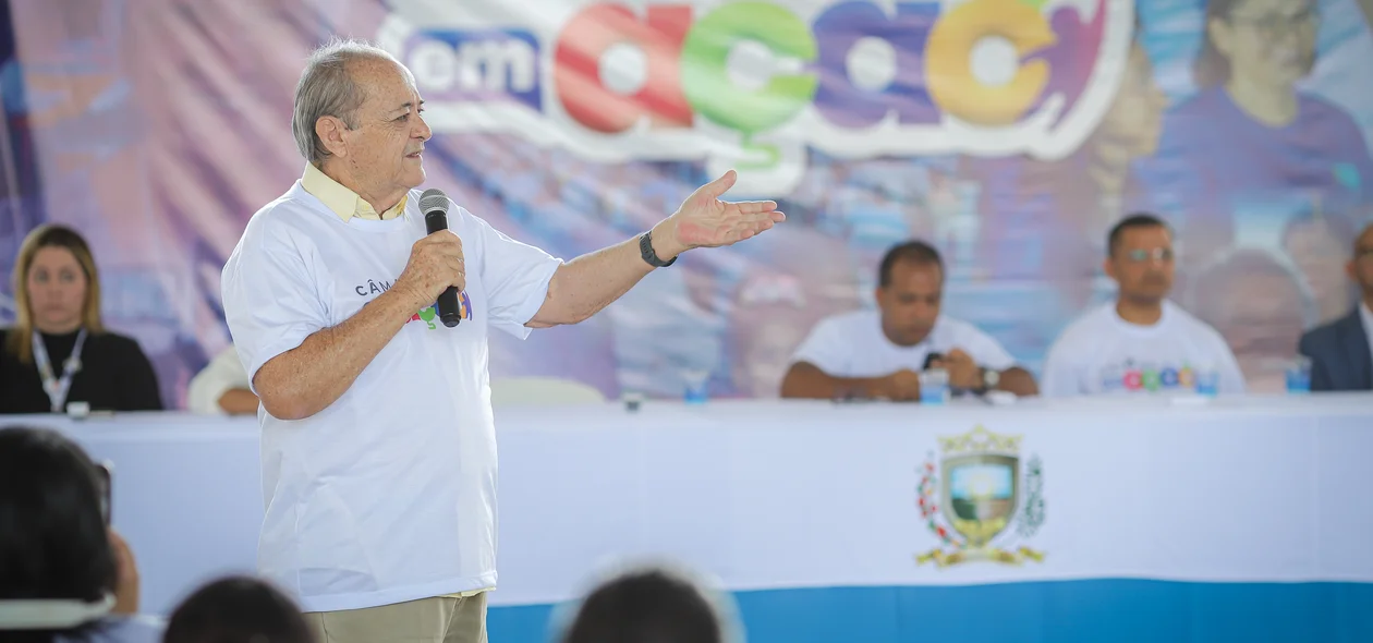 Prefeito Sílvio Mendes durante sua fala