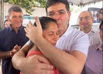 Rafael Fonteles e a moradora Leidiane