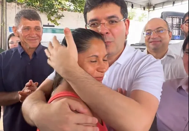 Rafael Fonteles e a moradora Leidiane