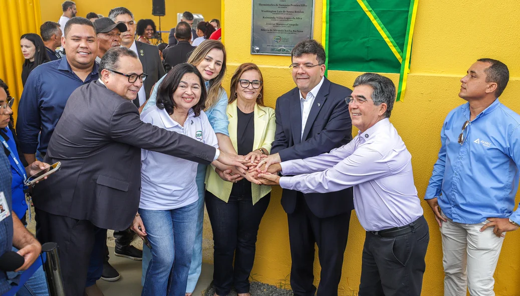Rafael Fonteles e outras autoridades inaugurando obras do Orçamento Participativo