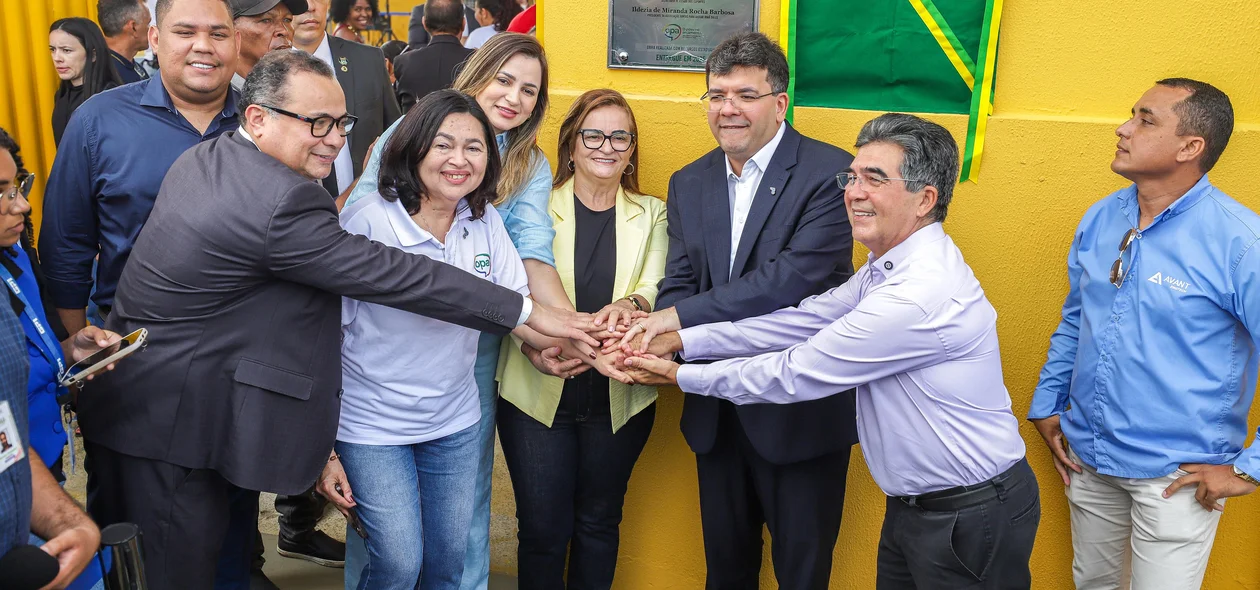 Rafael Fonteles e outras autoridades inaugurando obras do Orçamento Participativo