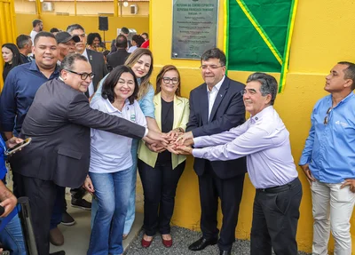 Rafael Fonteles e outras autoridades inaugurando obras do Orçamento Participativo