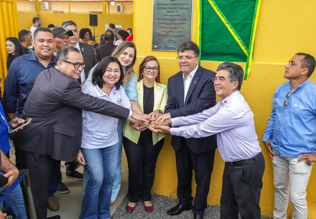 Rafael Fonteles e outras autoridades inaugurando obras do Orçamento Participativo