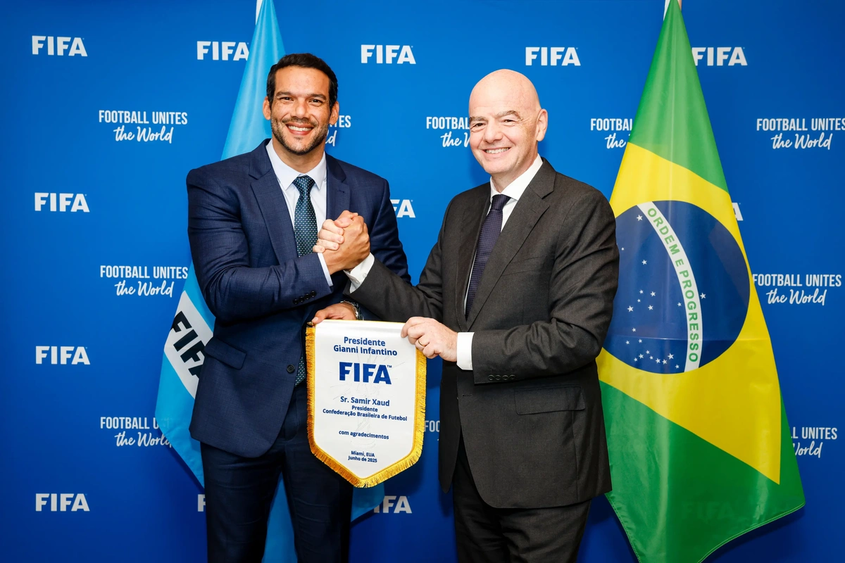 Samir Xaud, presidente da CBF, e Gianni Infantino, presidente da FIFA