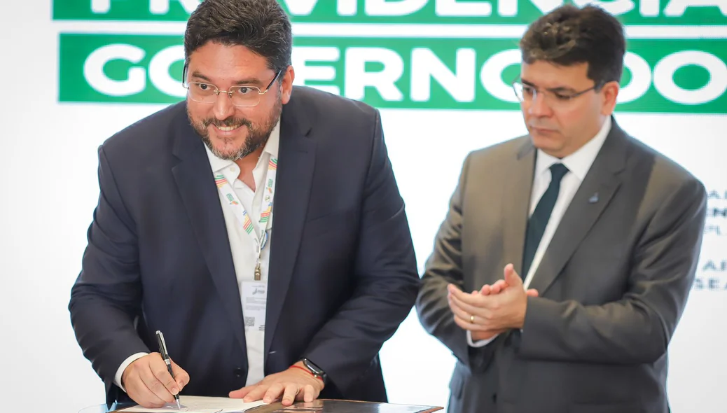Samuel Nascimento durante assinatura de Nomeação dos novos analistas