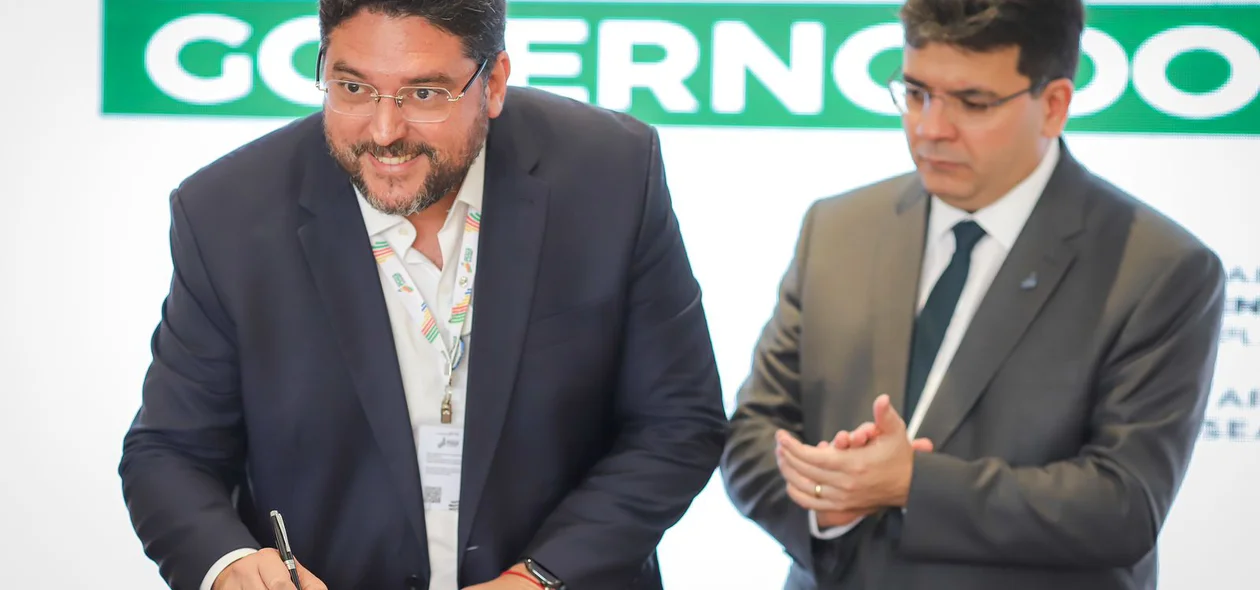 Samuel Nascimento durante assinatura de Nomeação dos novos analistas